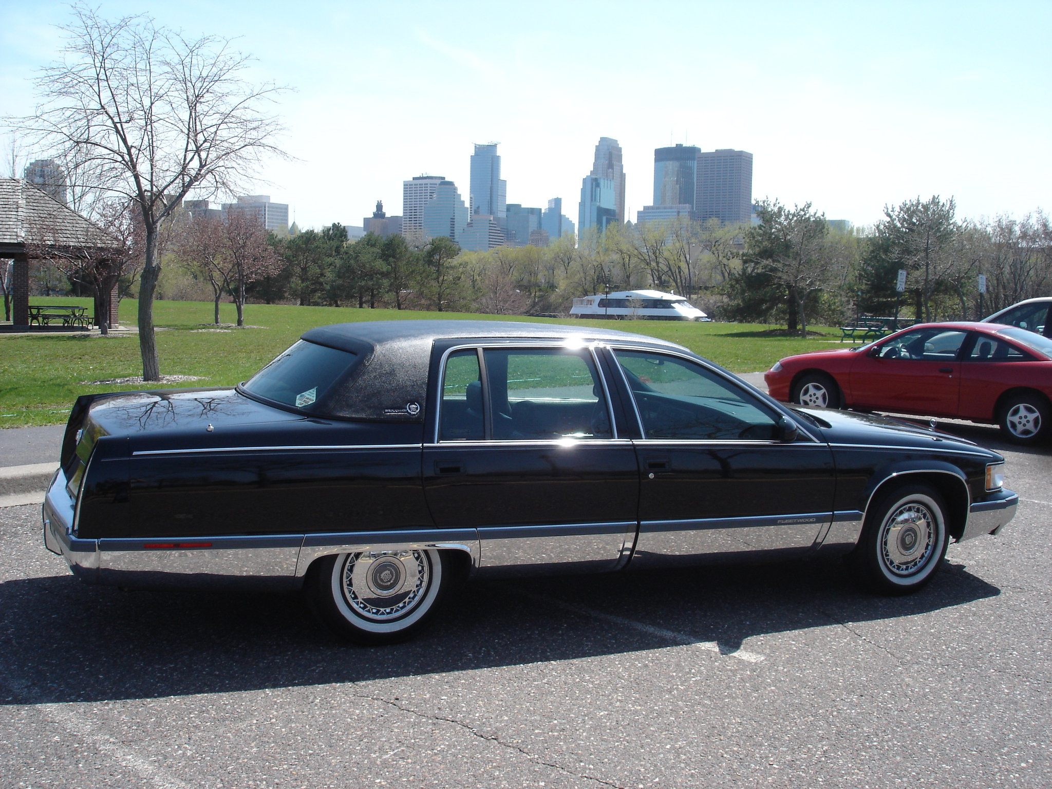 Cadillac Fleetwood Brougham: 12 фото