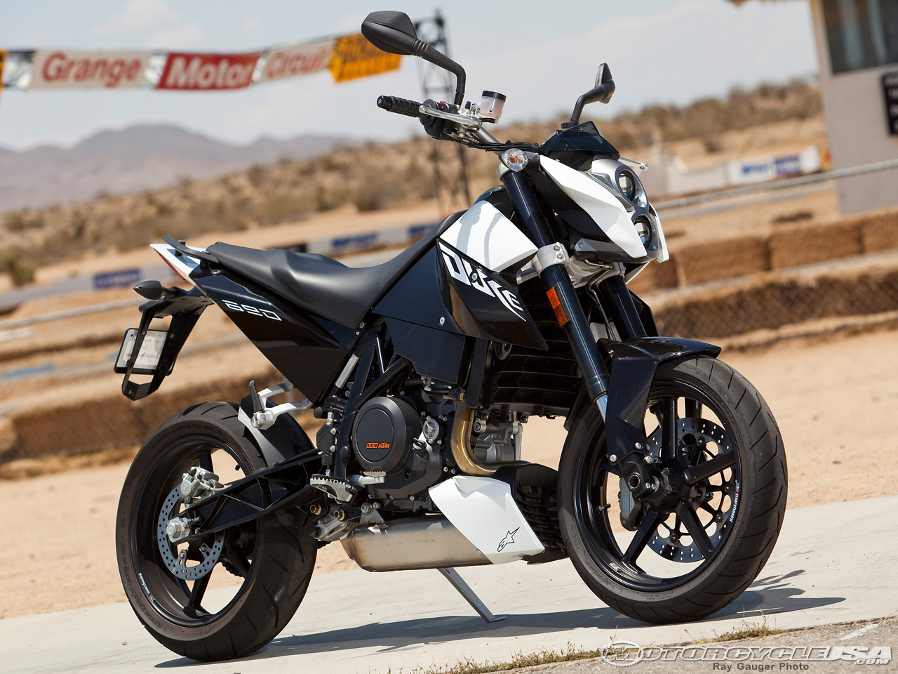 KTM 690 Duke: 10 фото