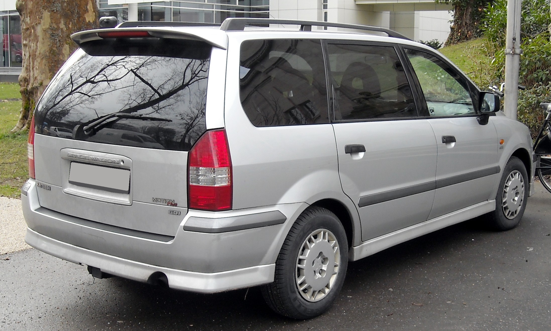 Mitsubishi Space Wagon: 12 фото