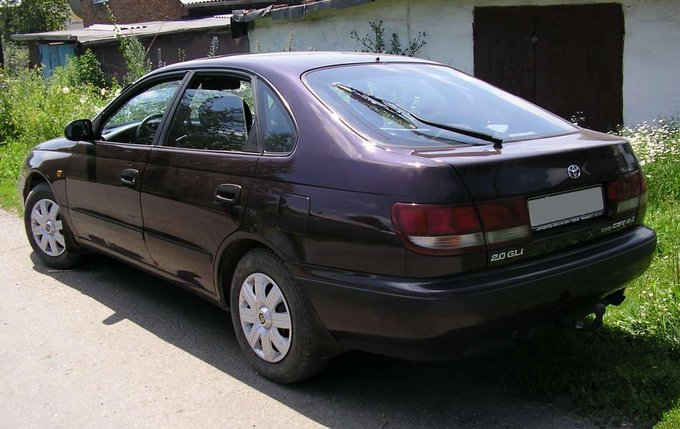 Toyota Carina E: 8 фото