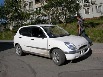 Daihatsu Storia: 9 фото