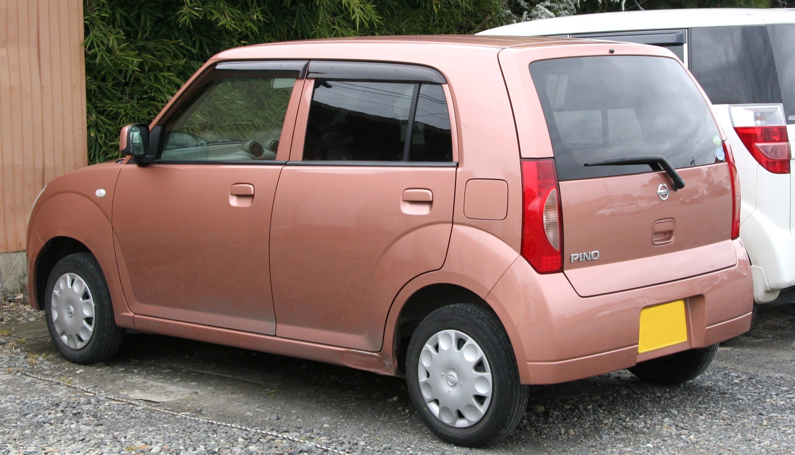 Nissan Pino: 4 фото