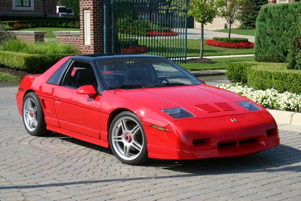 Pontiac Fiero: 2 фото