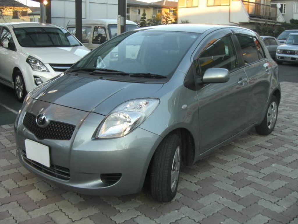 Toyota Vitz: 8 фото