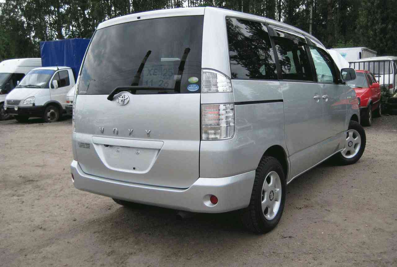 Toyota Voxy: 5 фото